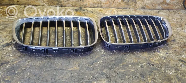 BMW 5 GT F07 Grille calandre supérieure de pare-chocs avant R51137200170