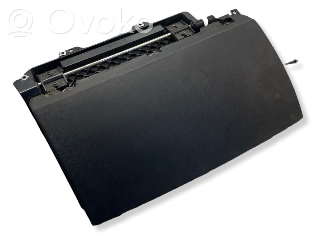 Glove box   7027427,727584107