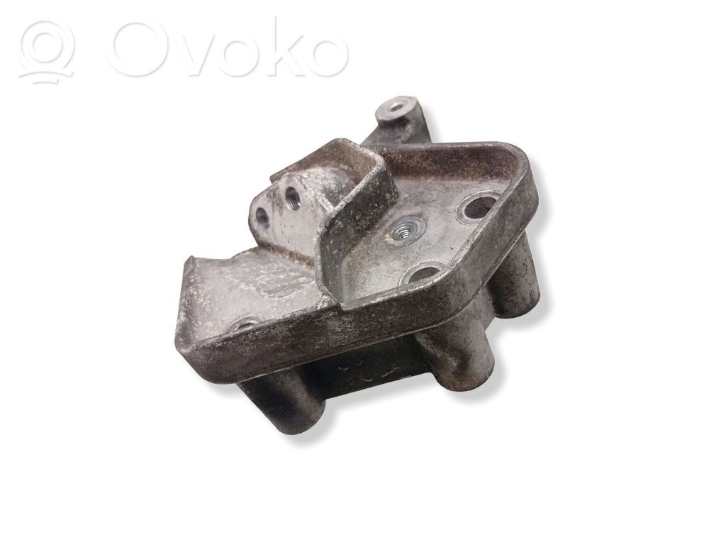Volvo S40, V40 Engine mounting bracket 