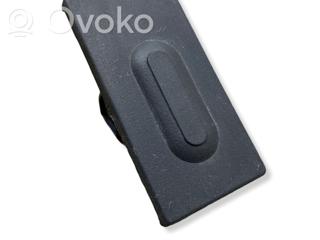 Tailgate/boot open switch button   BHN1568D0