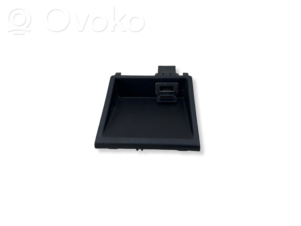 Volvo V40 USB socket connector 