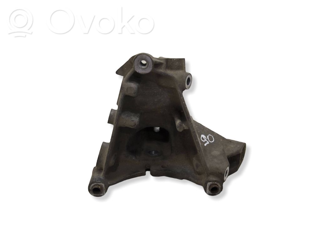 Volvo XC90 Engine mounting bracket 