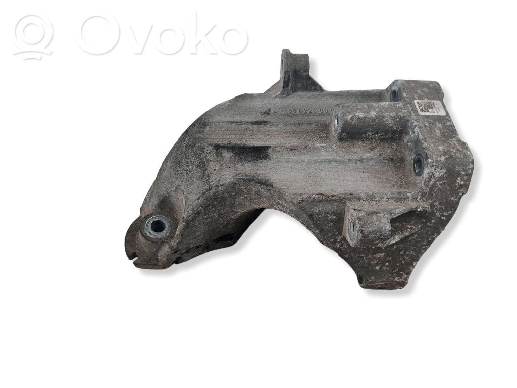 Mercedes-Benz C AMG W204 Engine mounting bracket 