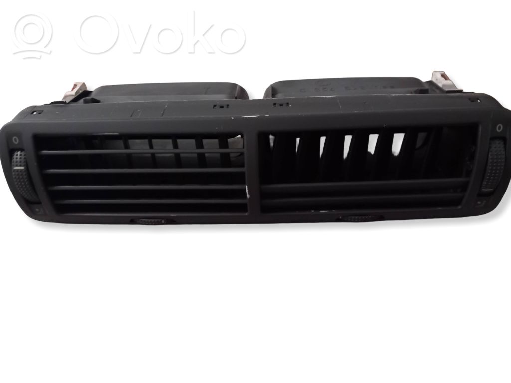 Volkswagen PASSAT B5 Dysze / Kratki środkowego nawiewu deski rozdzielczej 