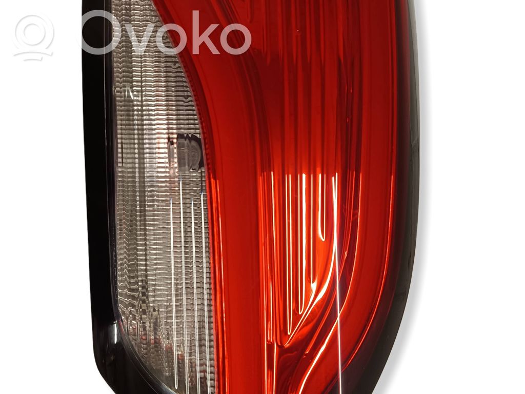 Aizmugurējais lukturis pārsegā   P68228941AE,F00HTC409110,06Q116B120V