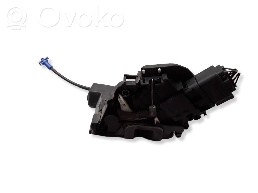 Priekšpusē slēdzene   6M2AR21813EC