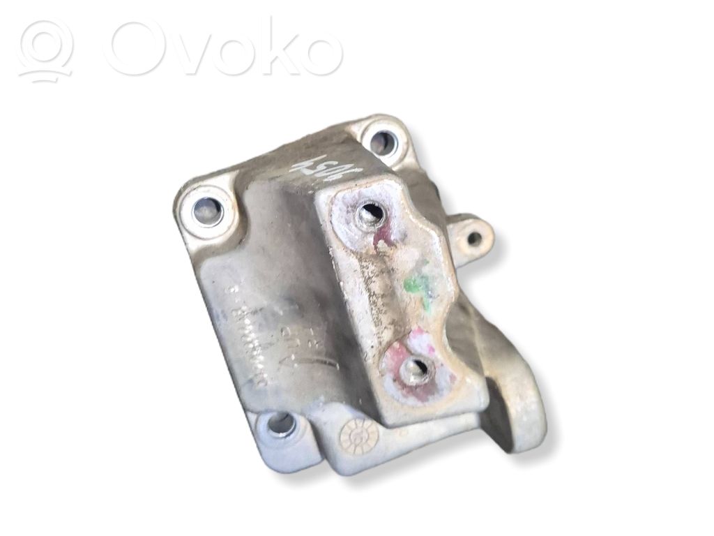 Dodge Challenger Engine mounting bracket 