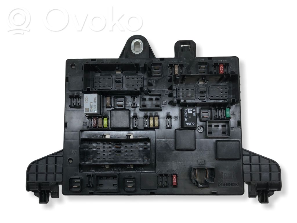 Opel Astra J Módulo de fusible 