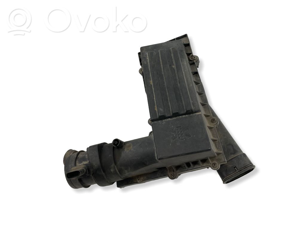 Volkswagen Tiguan Air filter box 
