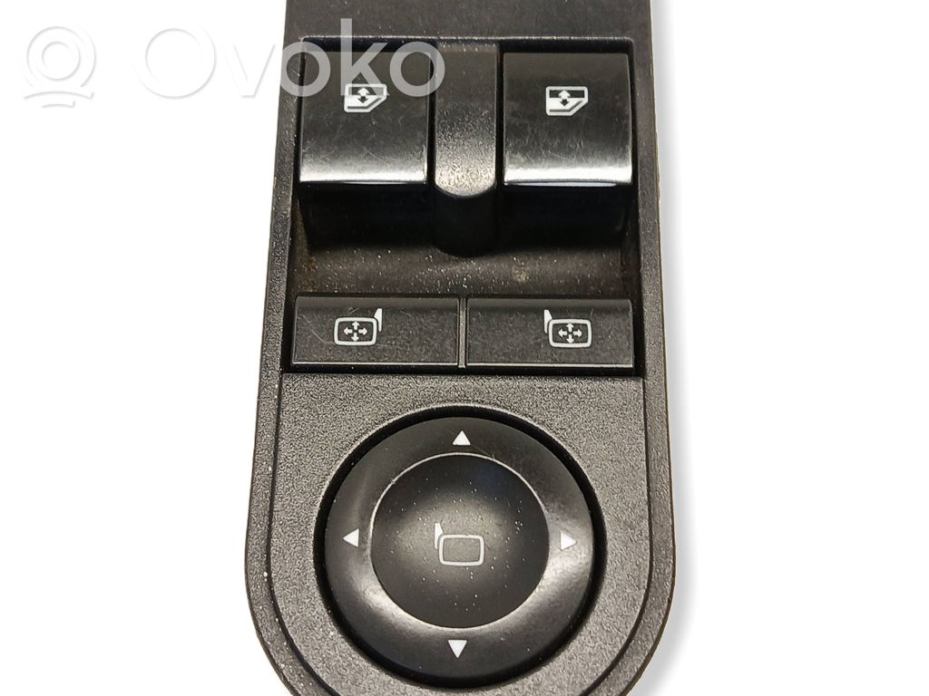 Opel Astra H Przyciski szyb 