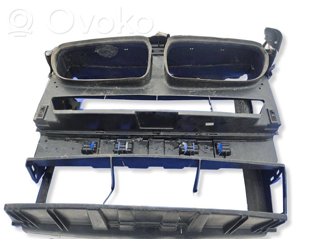 BMW X3 F25 Pas przedni 