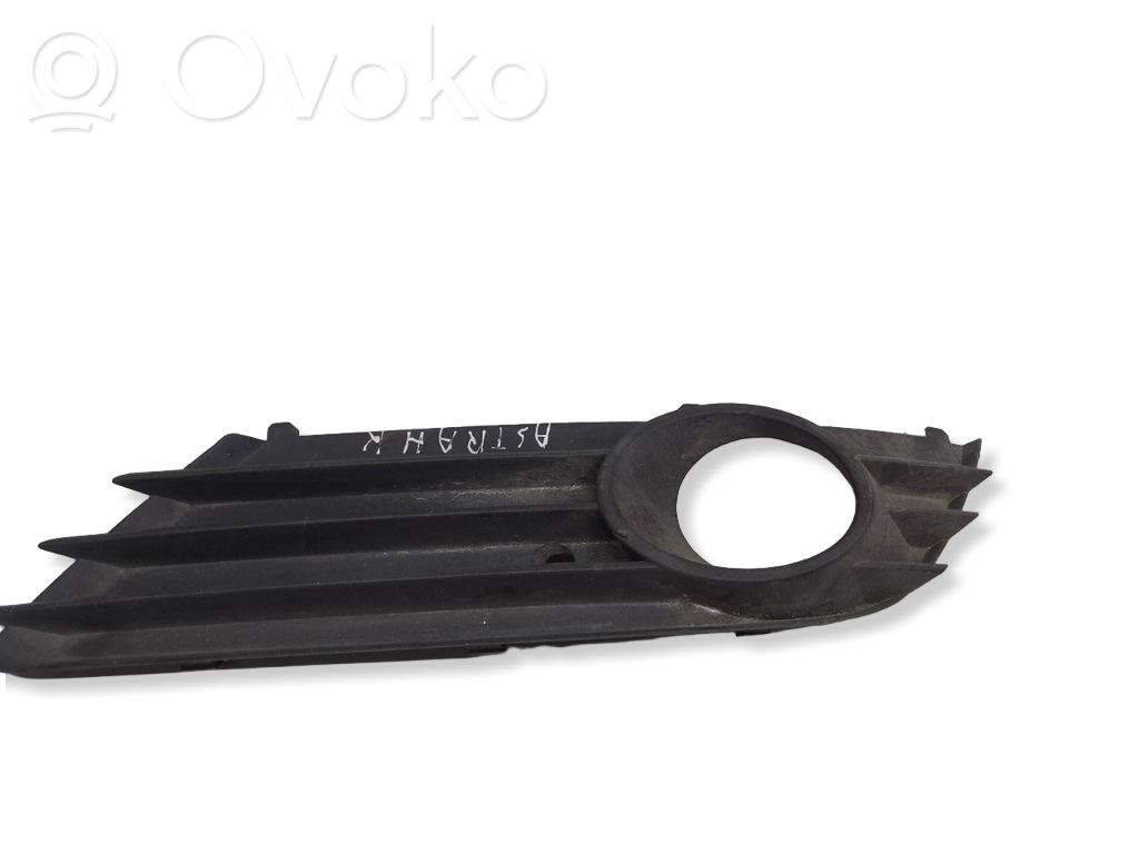 Opel Astra H Moldura/rejilla de la luz antiniebla delantera 