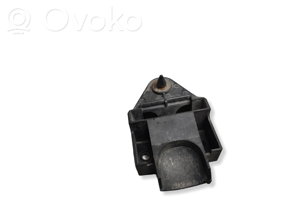 Radiator mount bracket   1723339