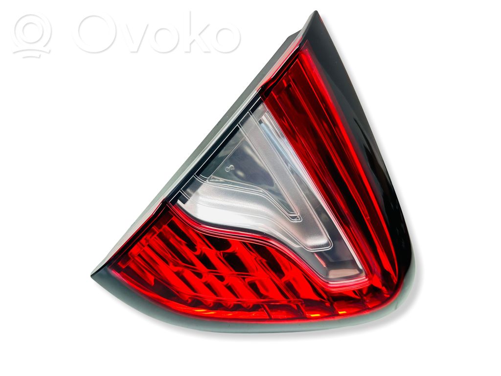 Renault Captur Galinis žibintas dangtyje 