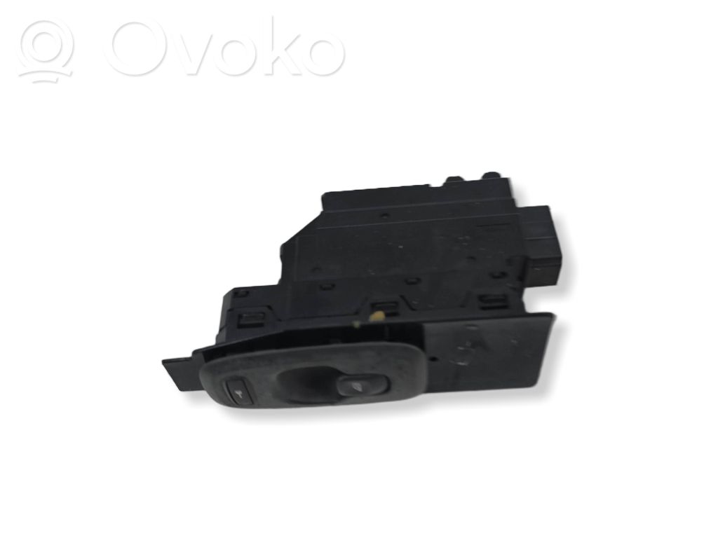 Electric window control switch   8682950
