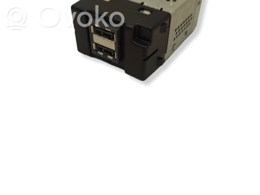 Volvo XC40 USB socket connector 
