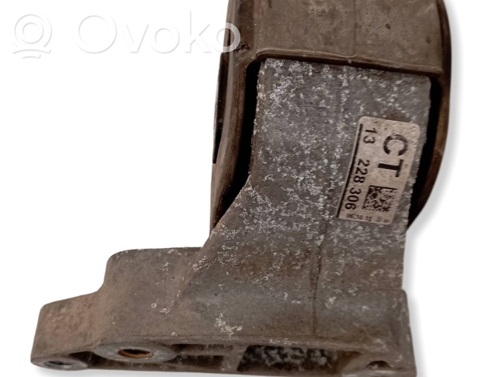 Opel Insignia A Engine mount bracket 