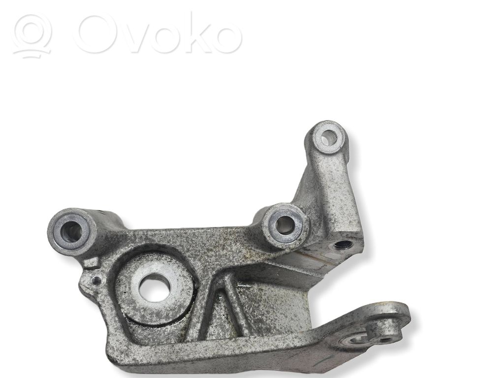 Volvo XC90 Engine mount bracket 