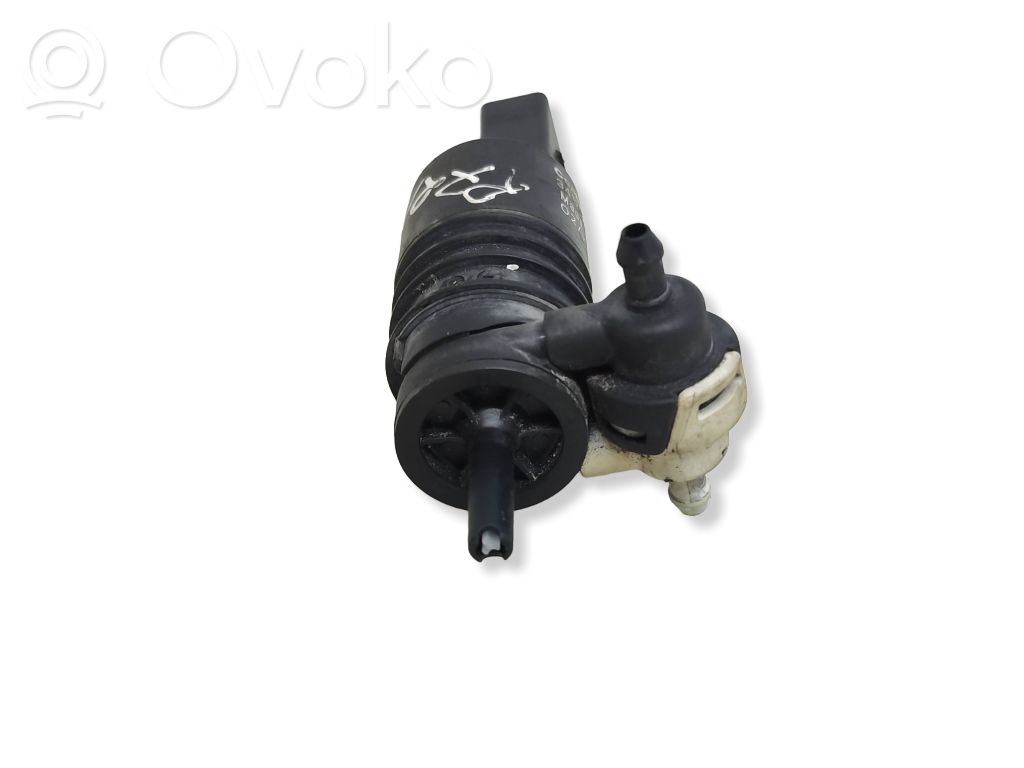 Honda CR-V Windscreen/windshield washer pump 