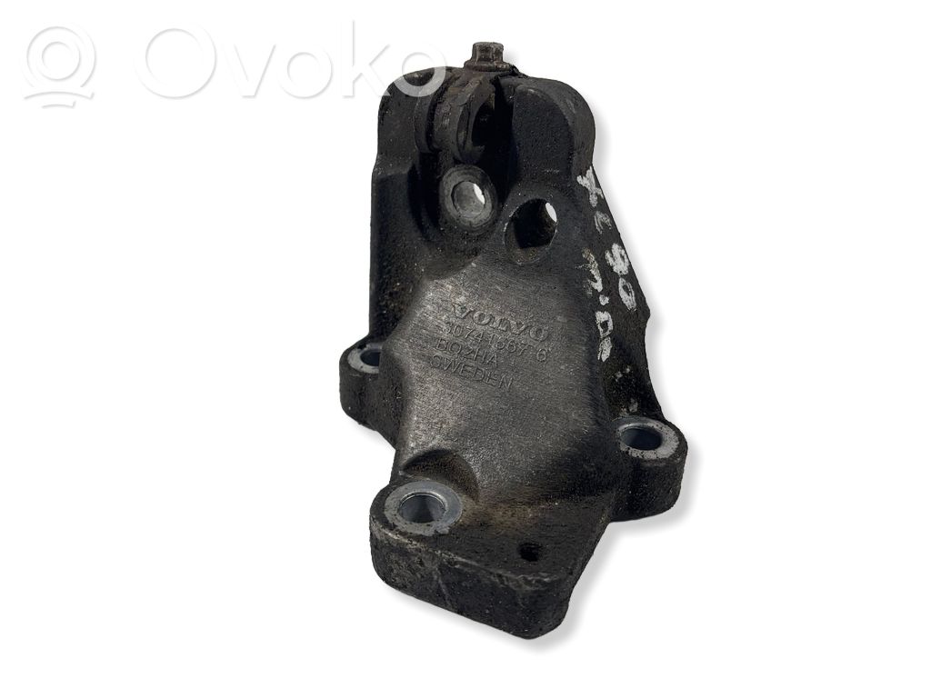 Volvo XC90 Engine mounting bracket 