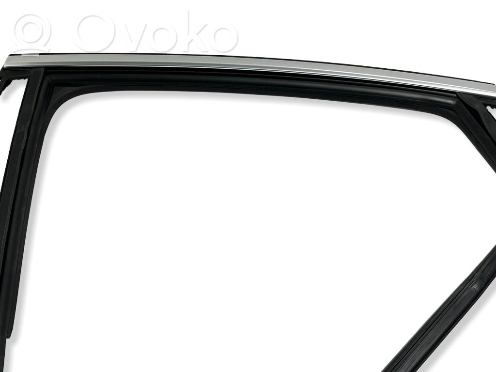 Audi A5 Listwa / Uszczelka szyby drzwi tylnych 