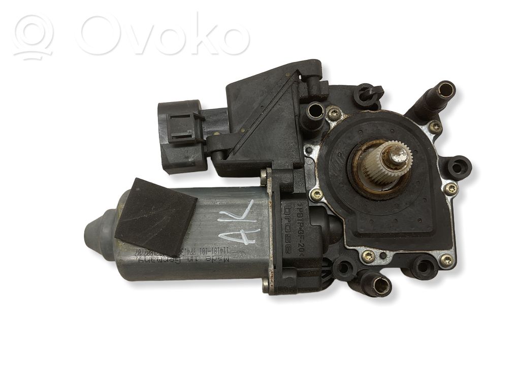 Audi A8 S8 D2 4D Silniczek podnoszenia szyby drzwi tylnych 