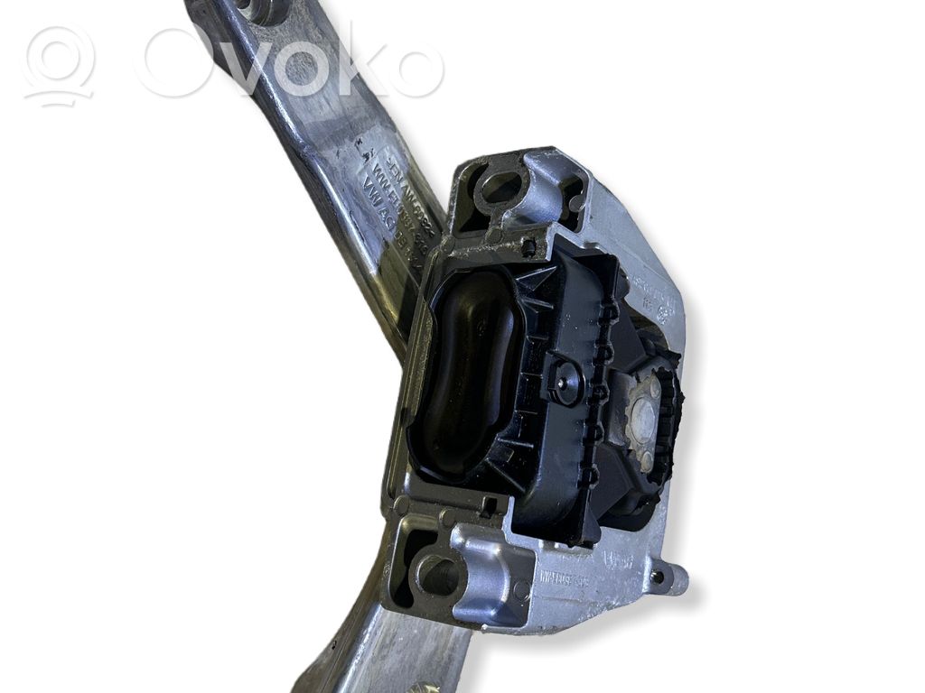 Volkswagen Tiguan Engine mount bracket 