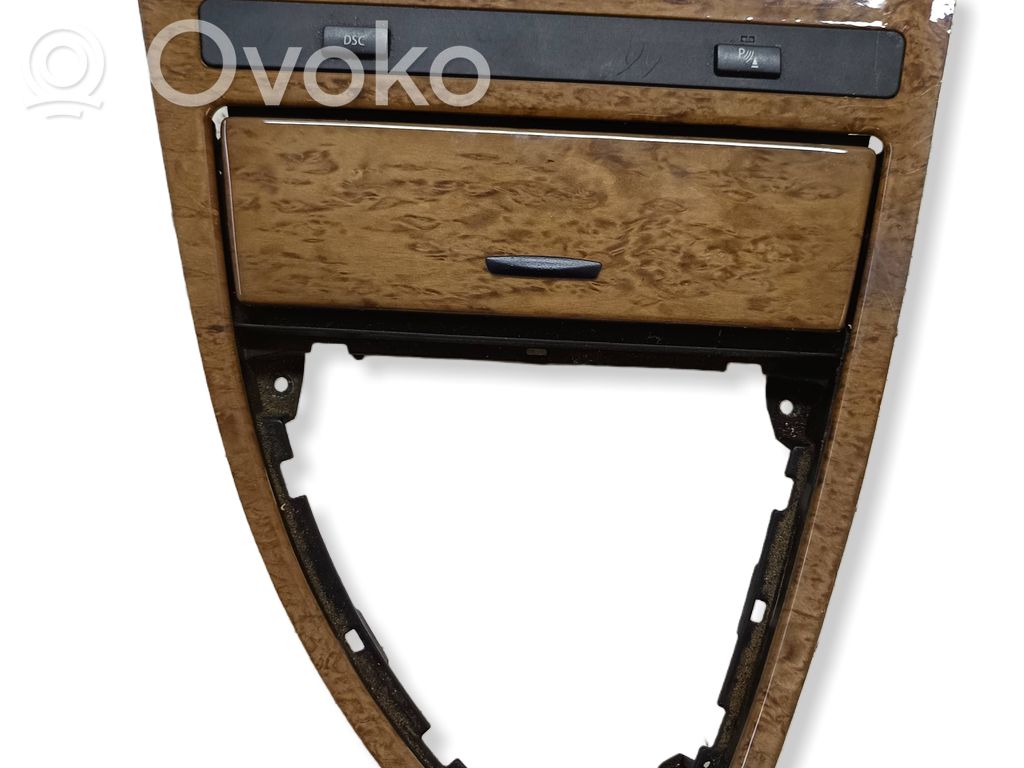 BMW 6 E63 E64 Peleninė panelėje 