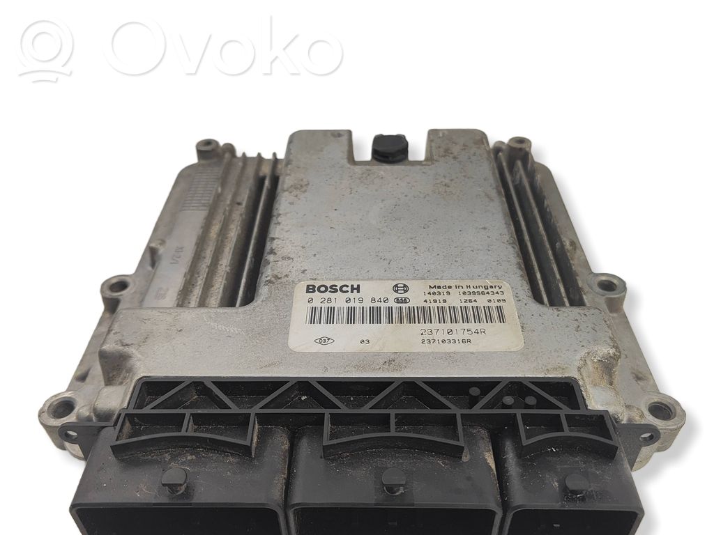 Opel Vivaro Engine control unit/module 