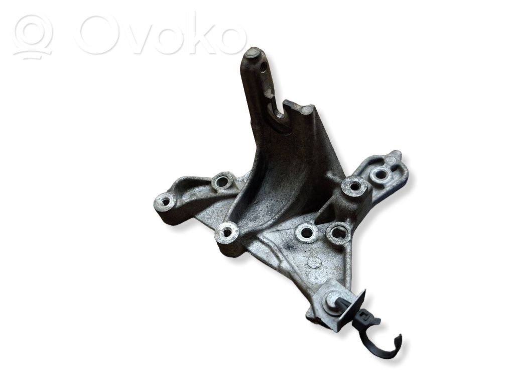 Ford Mondeo MK IV Engine mounting bracket 