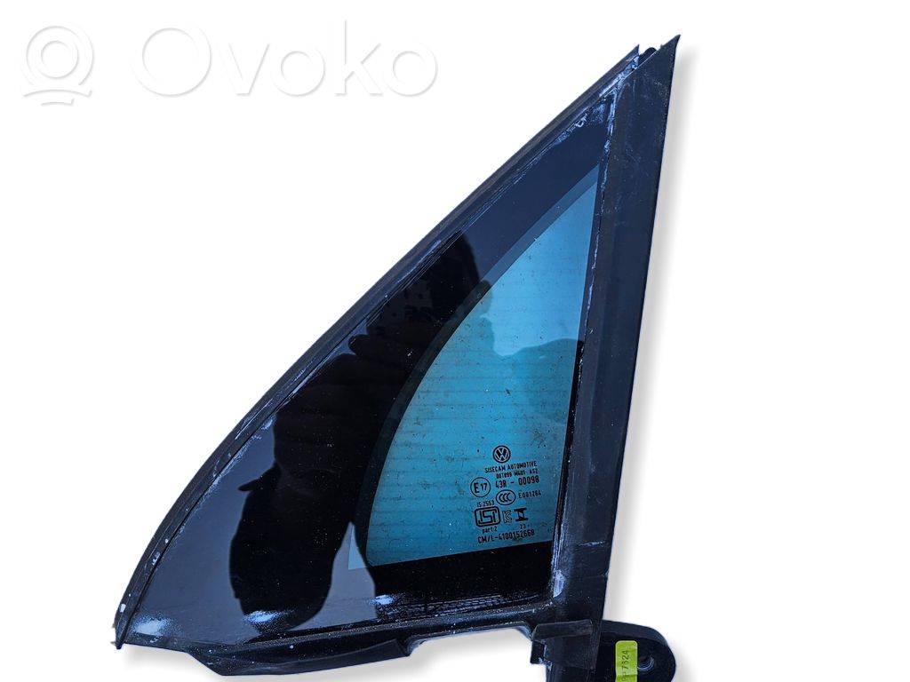 Volkswagen Tiguan Front door vent window glass four-door 