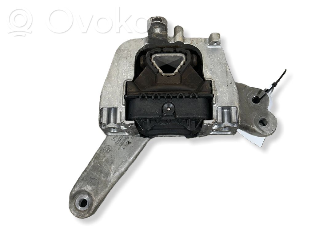 Volkswagen Tiguan Engine mount bracket 