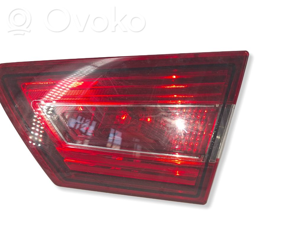 Renault Clio III Aizmugurējais lukturis pārsegā 