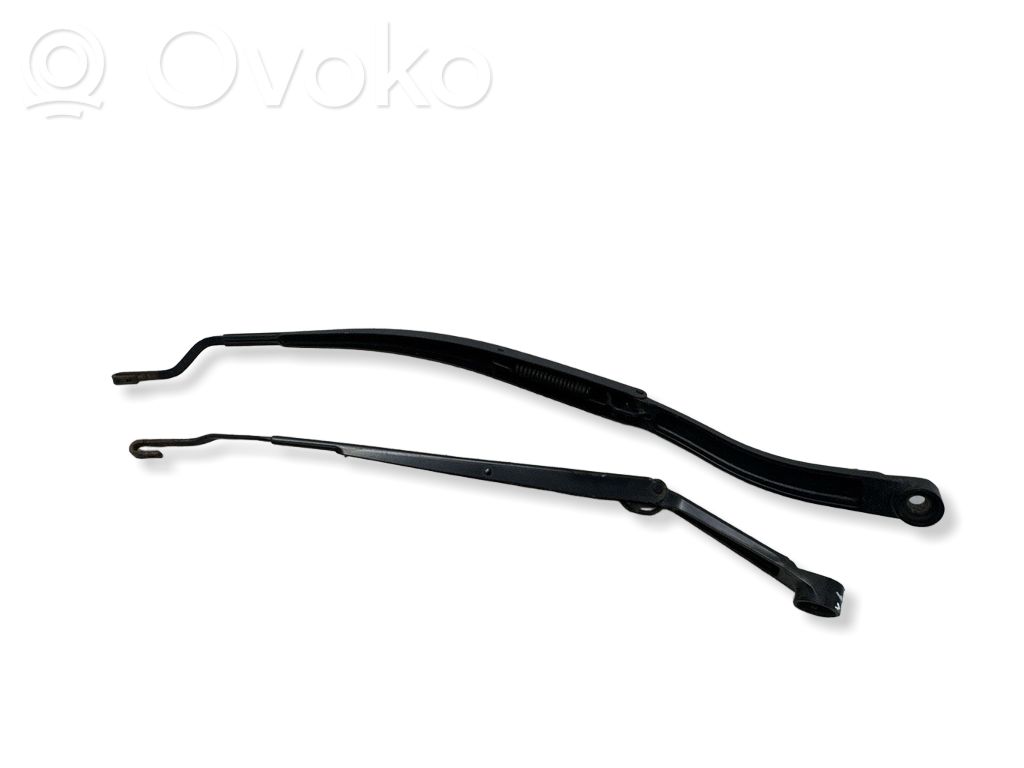 Nissan X-Trail T31 Front wiper blade arm 