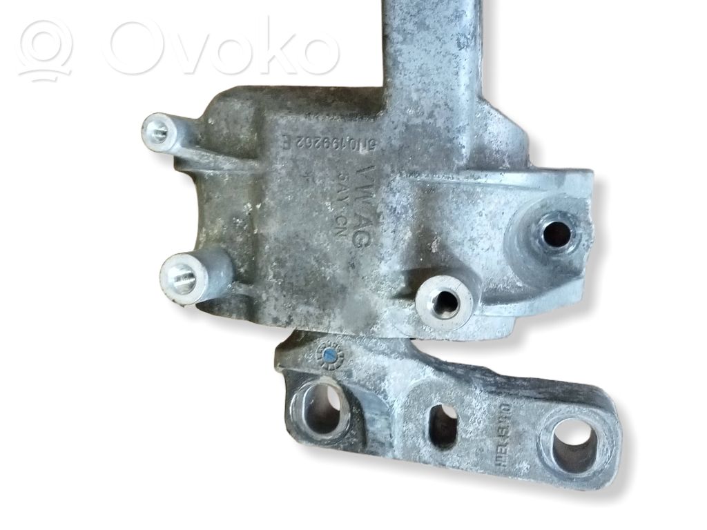 Volkswagen Tiguan Engine mount bracket 