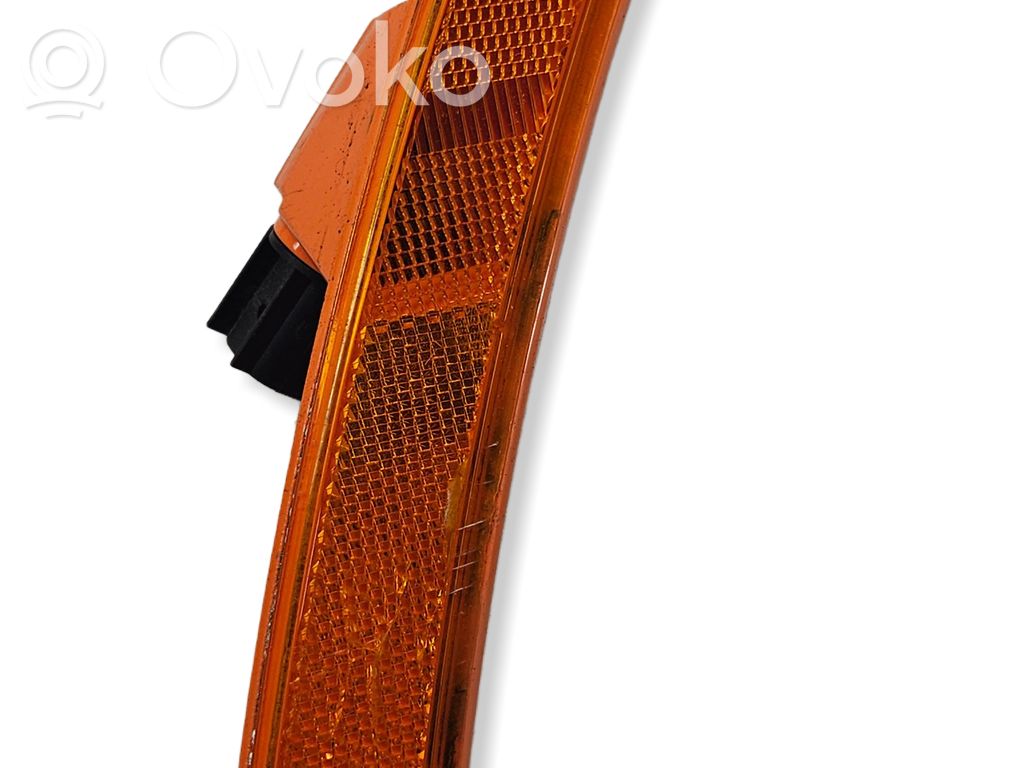 Chrysler Pacifica Front reflector 