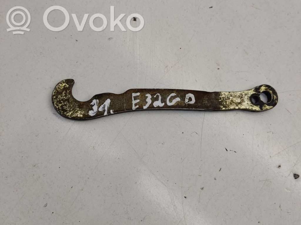 BMW 7 E32 Takaoven pidätin 