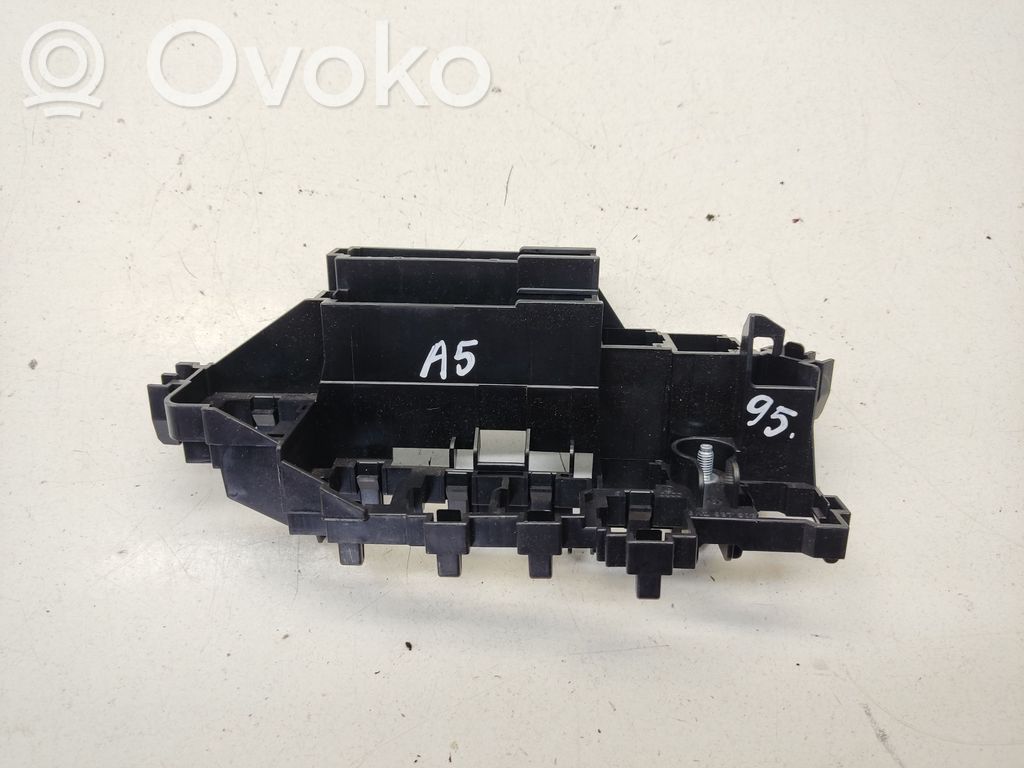Audi A5 8T 8F Sulakerasian kansi 