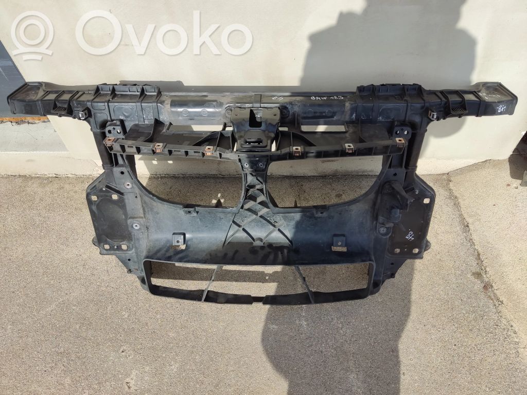 BMW 1 E81 E87 Jäähdyttimen kehyksen suojapaneeli 