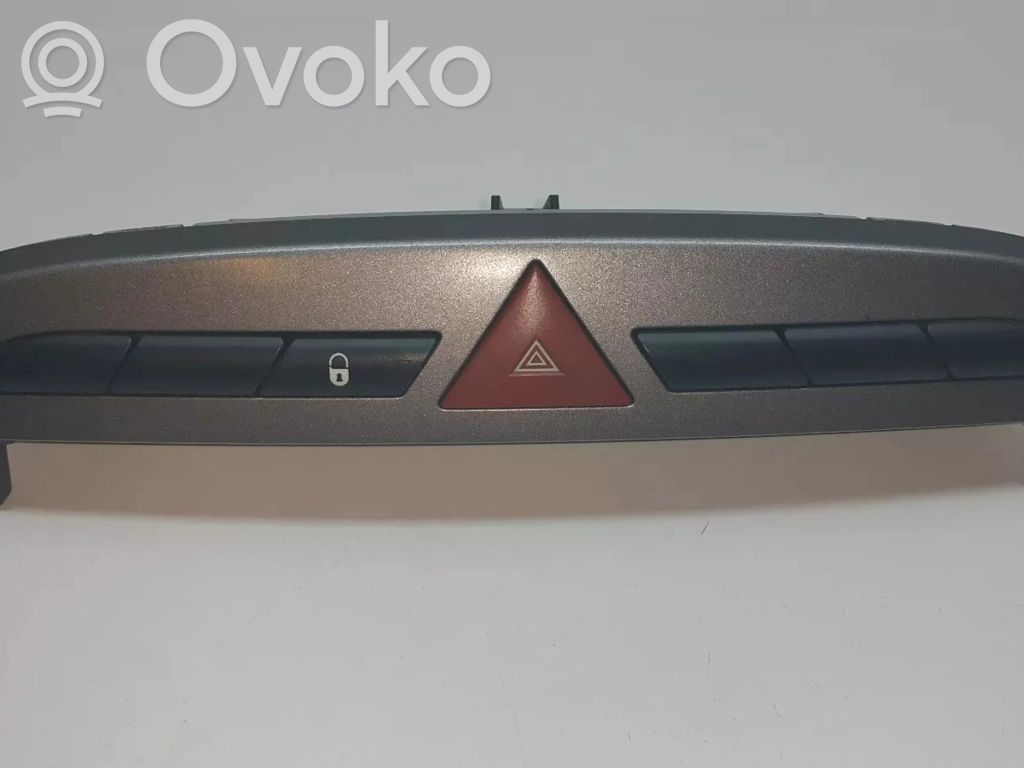 Peugeot 308 Hazard light switch 