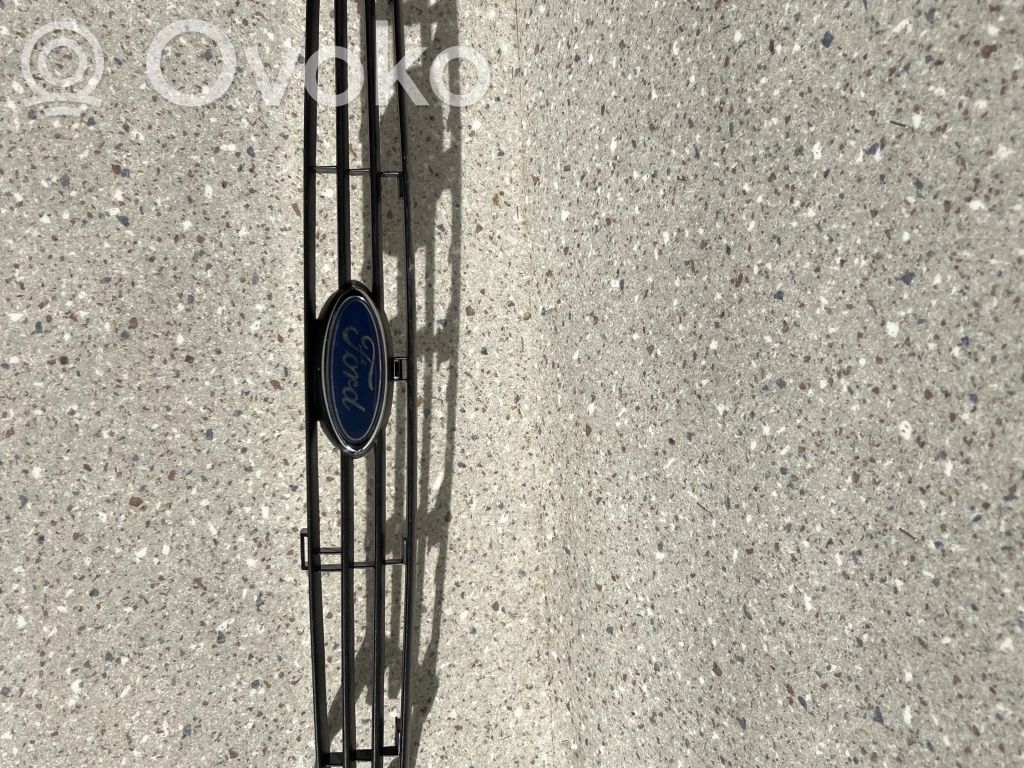 Ford Focus Grotelės viršutinės 