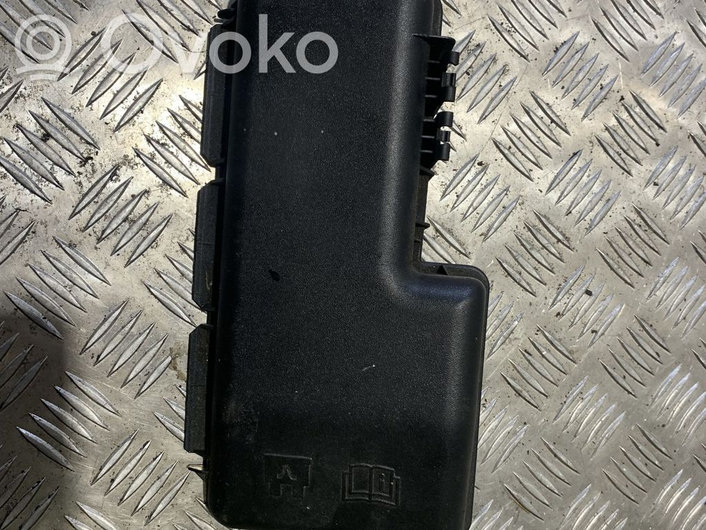 Volvo XC90 Tapa de caja de fusibles 