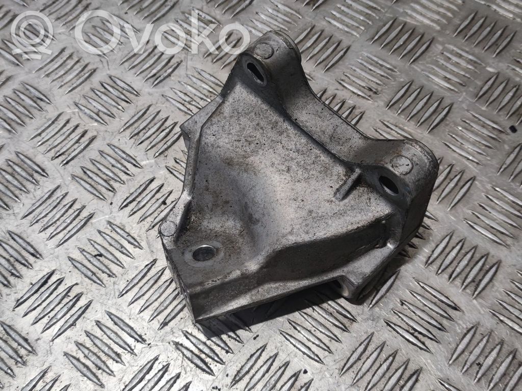 Jeep Grand Cherokee Engine mounting bracket 