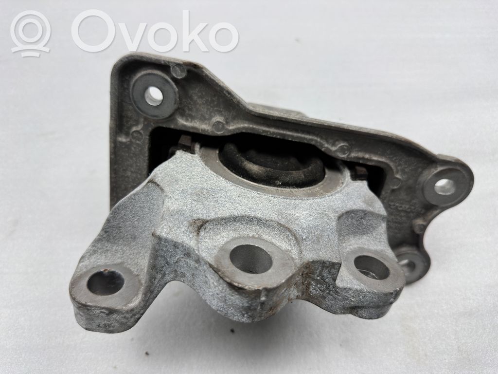 Volvo XC90 Engine mount bracket 