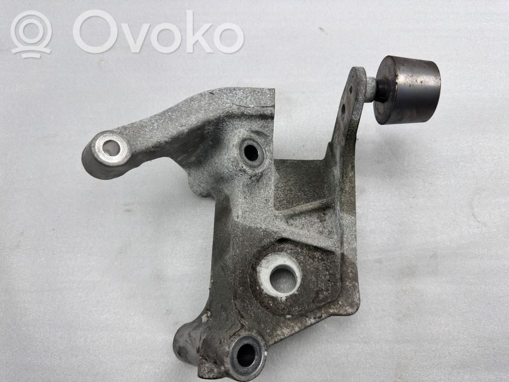 Volvo XC90 Engine mounting bracket 
