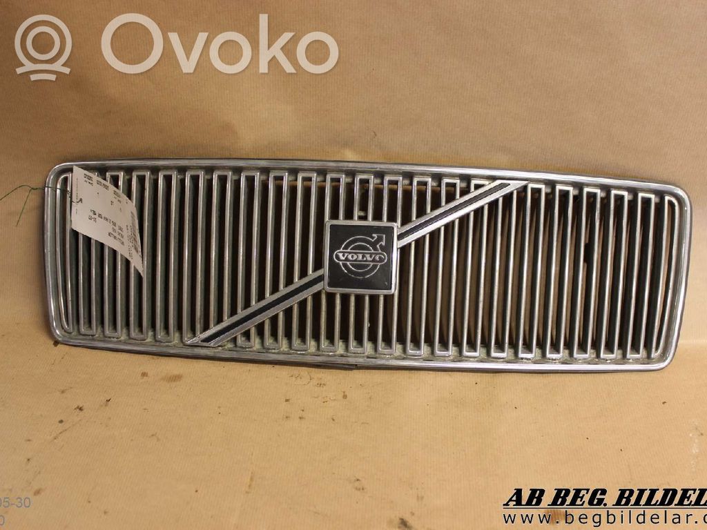 Volvo 850 Etupuskurin ylempi jäähdytinsäleikkö 