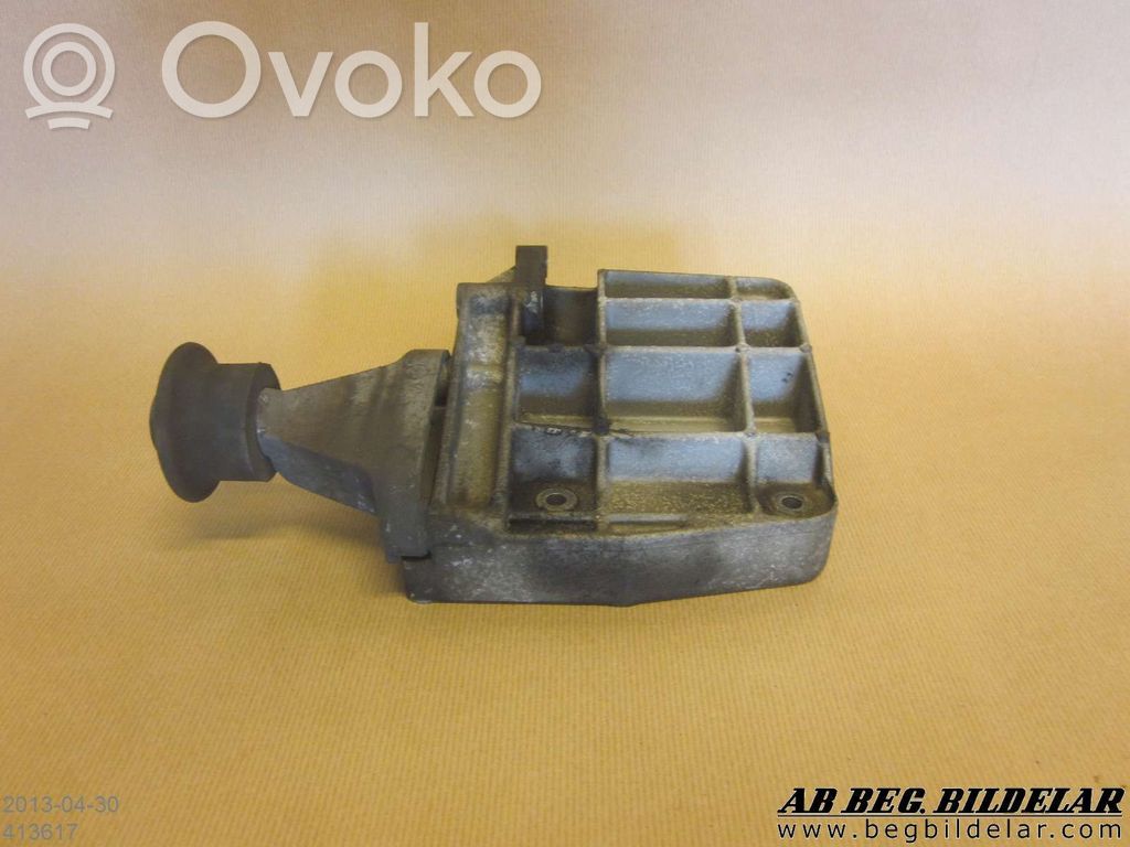 Audi 80 90 S2 B4 A/C compressor mount bracket 