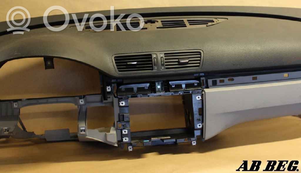 Volkswagen PASSAT B6 Deska rozdzielcza 