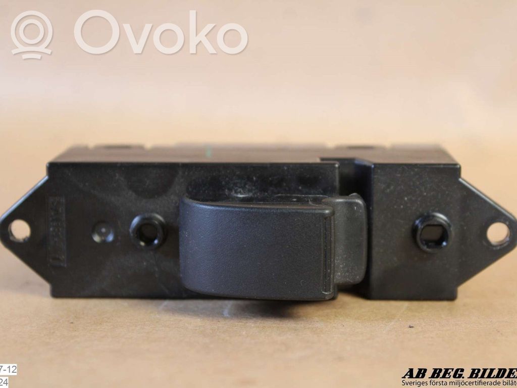 Electric window control switch   C8DD514M