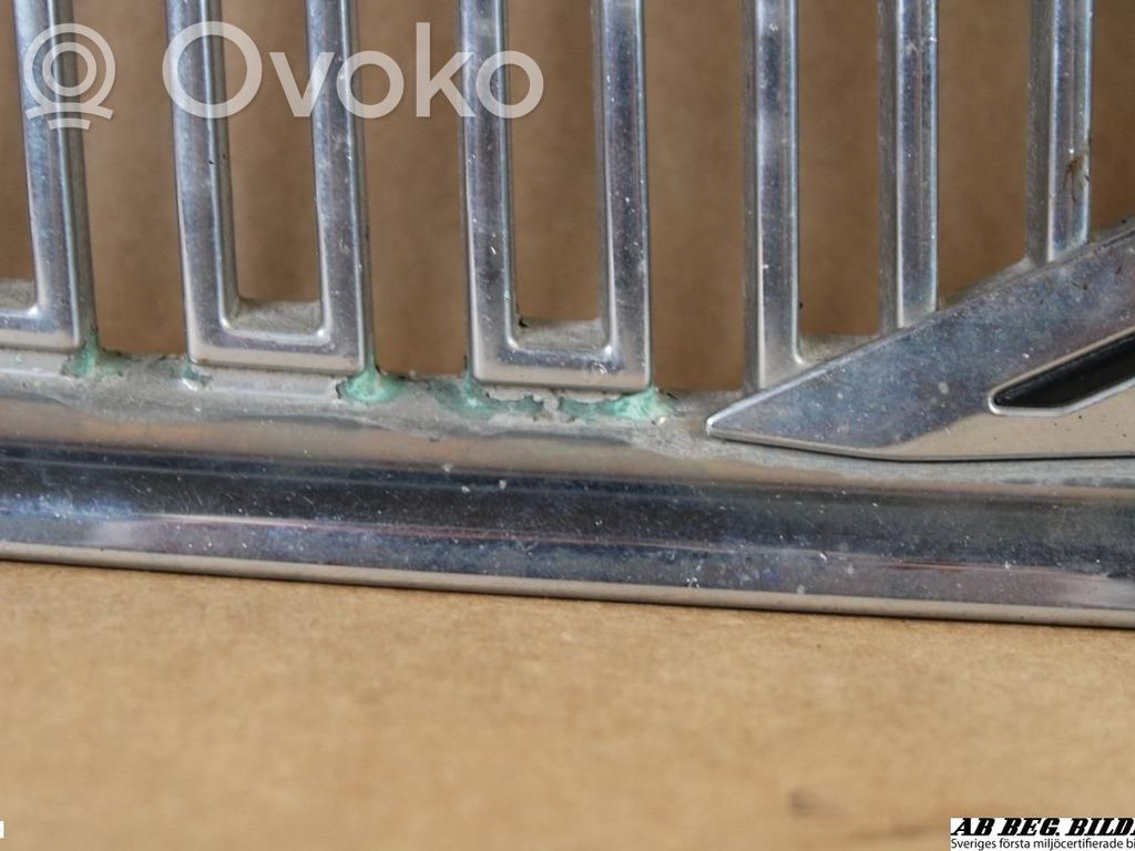 Volvo V70 Front bumper upper radiator grill 